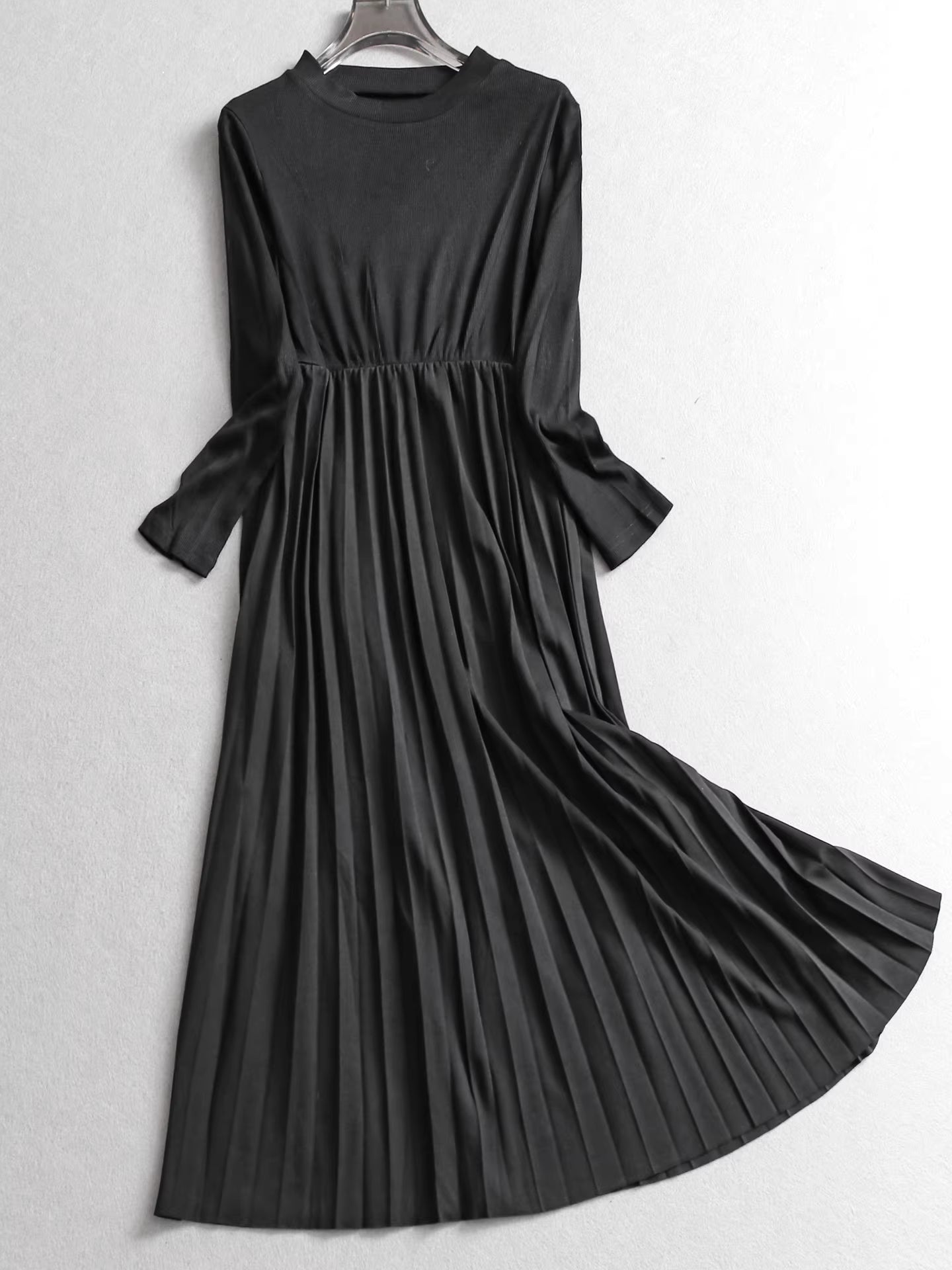 Solid color slim-fit round neck pleated skirt, perfect for layering as an inner dress, suitable for winter coats 11316