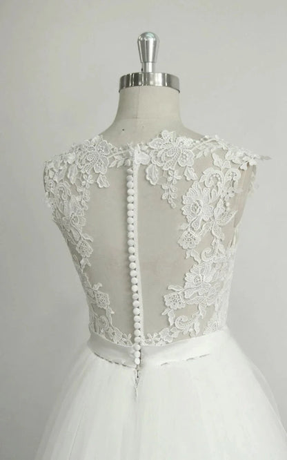 White A Line Lace Appliques Covered-Button Sleeveless Tulle Wedding Dresses